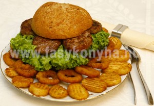 foetel Fásyburger párizsi hagymakarikákkal sült burgonyával