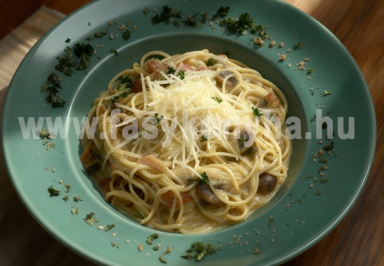 Tejszínes-vargányás spagetti