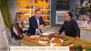 Fásy Ádám a Mokka műsorvezetőivel, Mádai Viviennel és Pachmann Péterrel