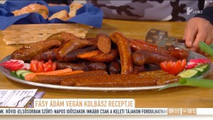 Nem hétköznapi fogás: Fásy Ádám tofuból készült vegán kolbászt készített